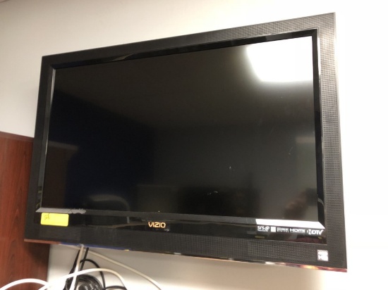 VIZIO 32" LCD TV WITH REMOTE AND WALL MOUNT (NO BASE)