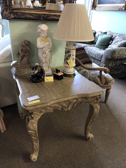 LOT CONSISTING OF WOOD GOLD FINISH END TABLE WITH LAMP AND DISPLAY ITEMS