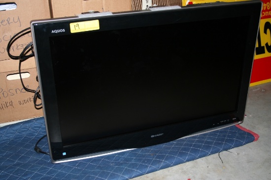 32" SHARP AQUOS FLAT SCREEN TV LC-32D43U INCLUDES POWER CORD AND WALL MOUNT (NO REMOTE CONTROLLER)