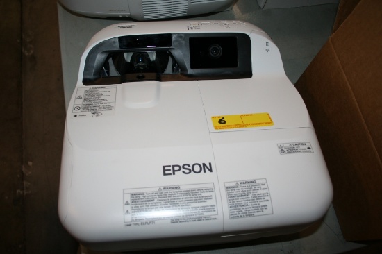 EPSON BRIGHTLINK PRO 1410WI LCD PROJECTOR H480A INCLUDES ACCESSORIES/ATTACHMENTS