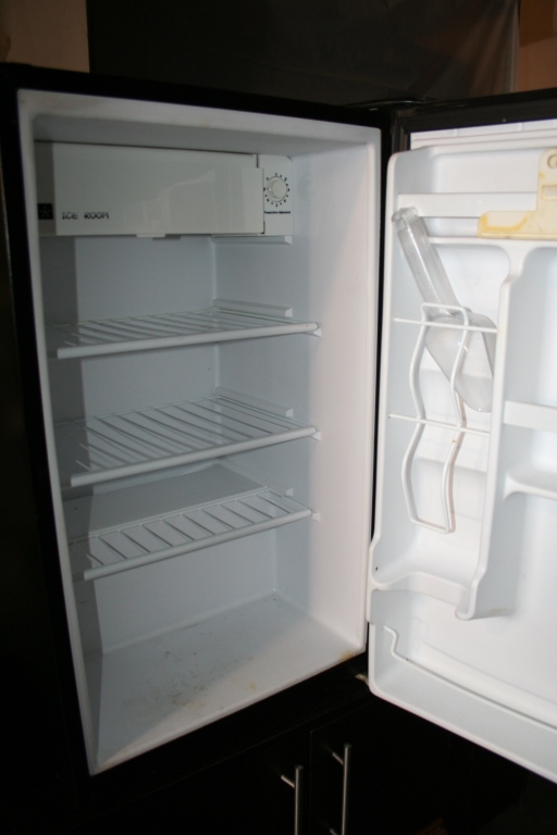 RCA 7.5CU FT REFRIGERATOR - WHITE - Earl's Auction Company