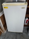 MAGIC CHEF MINI FRIDGE MODEL 440YW-1