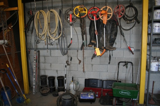 LOT CONSISTING OF ASSORTED ITEMS ON WALL
