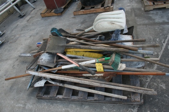 LOT CONSISTING OF ASSORTED LONG HANDLED TOOLS