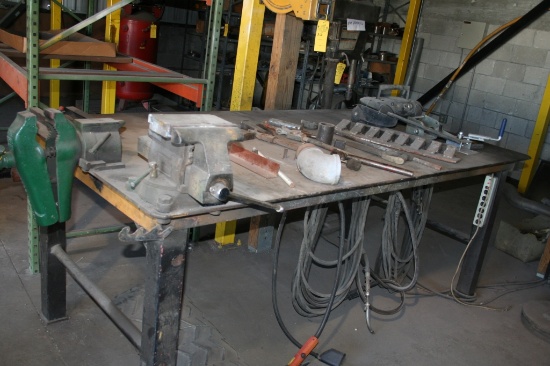 LOT CONSISTING OF STEEL WELDING TABLE WITH CONTENT