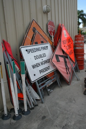 LOT CONSISTING OF DIRECTIONAL METAL ROAD SIGNS