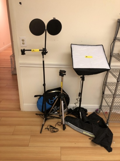 LOT CONSISTING OF: PHOTOGRAPHY EQUIPMENT