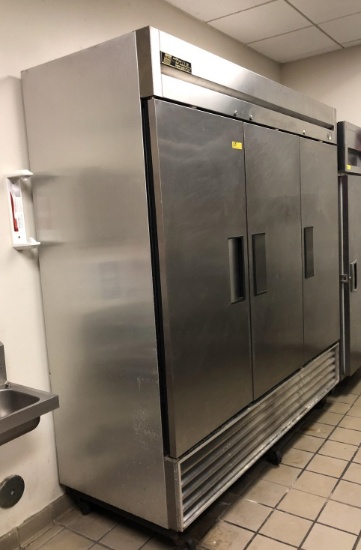 TRUE 3 DOOR COMMERCIAL REFRIGERATOR, ON CASTORS