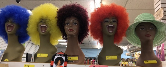 HEAD MANNEQUINS WITH (4) WITH COLORFUL WIGS AND (1) WITH HAT