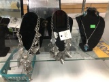 LOT CONSISTING OF FASHION JEWELRY: NECKLACES AND RINGS INCLUDING THE TABLE MIRRORS AND DISPLAYS