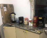 LOT CONSISTING OF COFFEE MAKERS, COFFEE URN,