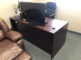 LOT CONSISTING OF: DESK, ROLLING OFFICE CHAIR, LAMP,