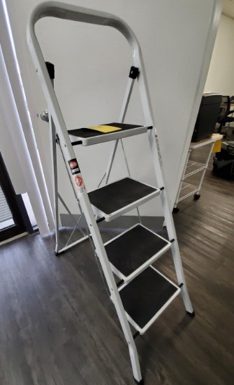 DELXO 4' FOLDING STEP LADDERS