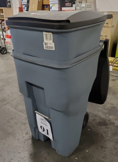 RUBBERMAID BRUTE COMMERCIAL TRASH BINS