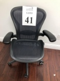 HERMAN MILLER MESH BACK ADJUSTABLE CHAIR