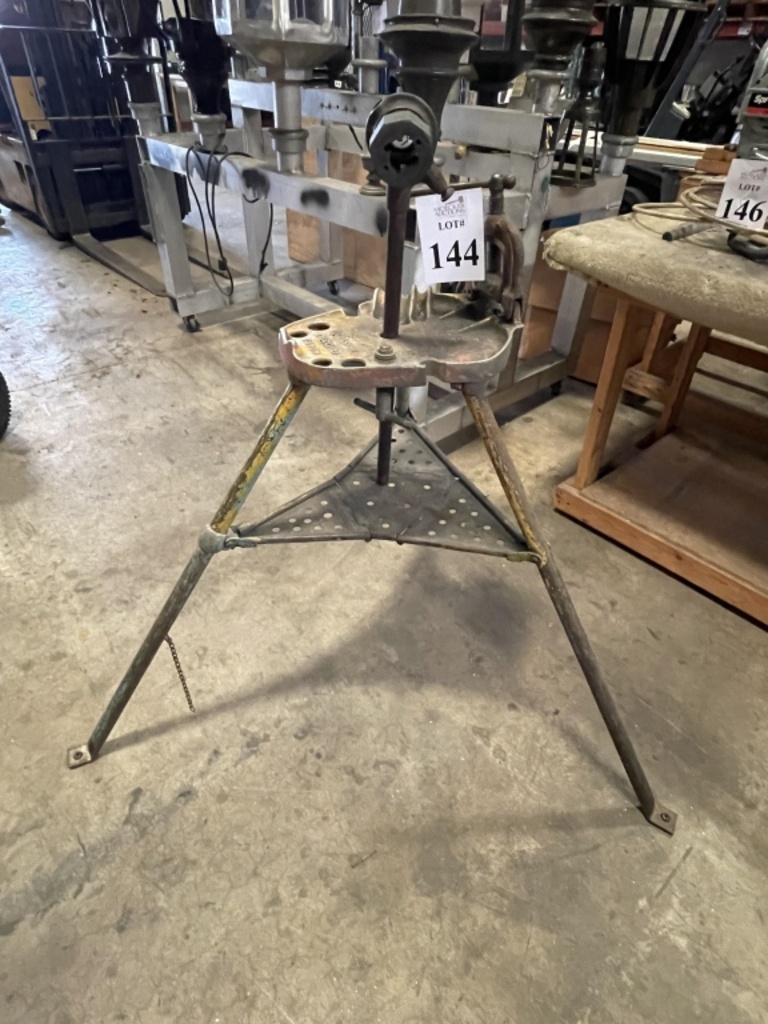 RIDGID PORTABLE TRISTAND YOKE PIPE VISE 