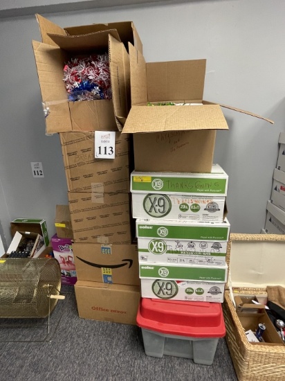 LOT CONSISTING OF ASSORTED HOLIDAY DECORATIONS