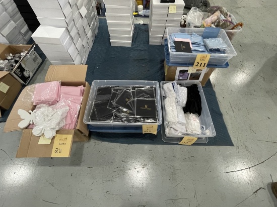 LOT CONSISTING OF ASSORTED COLOR CLEANING CLOTHES,