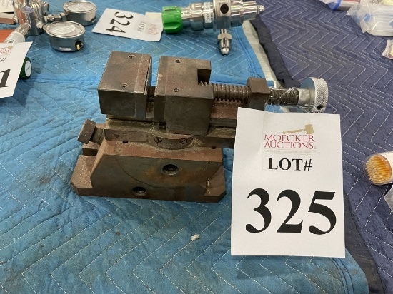 SMALL BENCH VISE