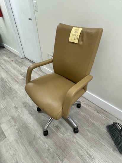 ADJUSTABLE ROLLING EXECUTIVE CHAIR