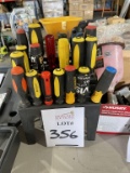 LOT CONSISTING OF ASSORTED SCREWDRIVERS IN STAND