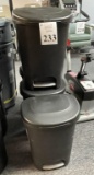 RUBBERMAID TRASH CANS WITH LIDS 13 GAL