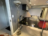 LOT CONSISTING OF ASSORTED DESK AND FLOOR LAMPS