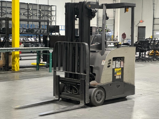 CROWN RC 5500 SERIES ELECTRIC FORKLIFT