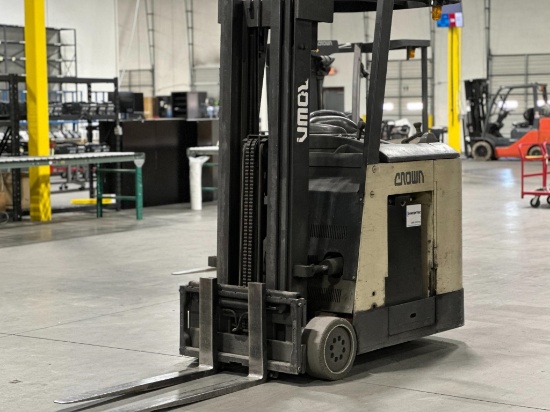 CROWN RC 3000 SERIES ELECTRIC FORKLIFT