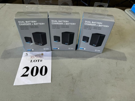 GOPRO DUAL BATTERY CHARGER + BATTERY (NEW IN BOX)