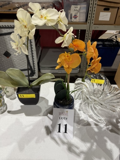 LOT CONSISTING OF FAUX PLANTS AND GLASS VASE