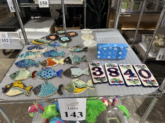 LOT CONSISTING OF ASSORTED WALL DÉCOR