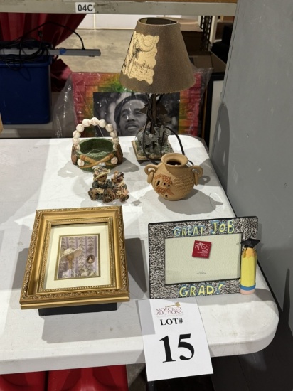 LOT CONSISTING OF ASSORTED HOME DÉCOR