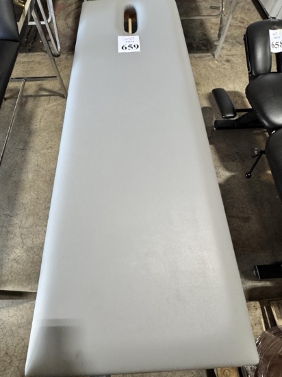 MASSAGE TABLE