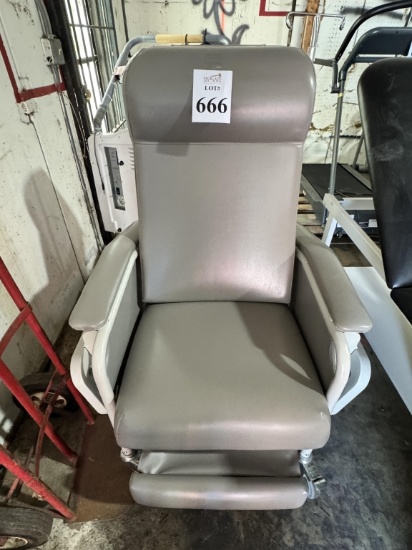 ROLLING DIALYSIS CHAIR