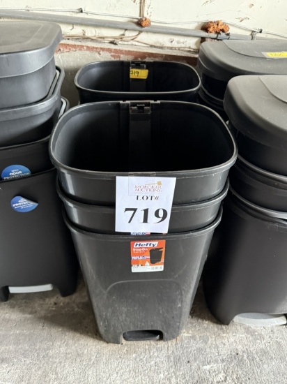 LOT CONSISTING OF (6) HEFTY TRASH BASKETS