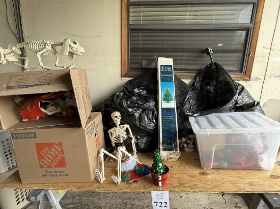 LOT CONSISTING OF ASSORTED HOLIDAY DECORATIONS