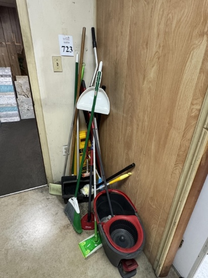 LOT CONSISTING OF JANITORIAL AND CLEANING SUPPLIES