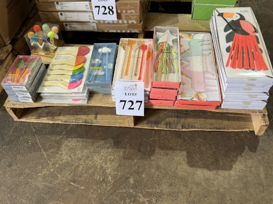 LOT CONSISTING OF ASSORTED PARTY SUPPLIES