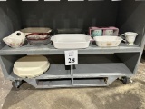 LOT CONSISTING OF ASSORTED COOKING AND GLASSWARE