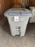 TOTER 96 GALLON ROLLING TRASH CAN GRAYSTONE