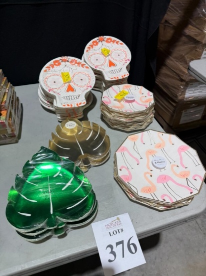 LOT CONSISTING OF MERI MERI DISPOSABLE PLATES