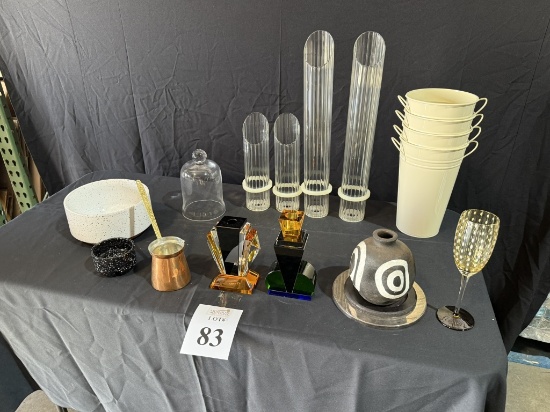 LOT CONSISTING OF (16)  ASSORTED HOME DÉCOR ITEMS