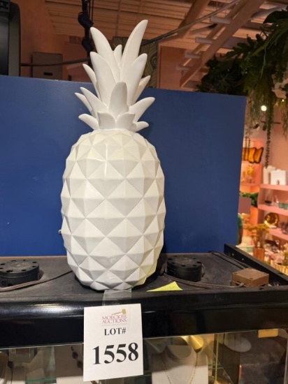RESIN PINEAPPLE LARGE (WHITE)