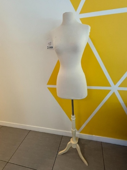 TAILOR MANNEQUIN FEMALE 6' TALL