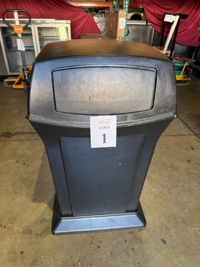 RUBBERMAID RANGER TRASH CAN