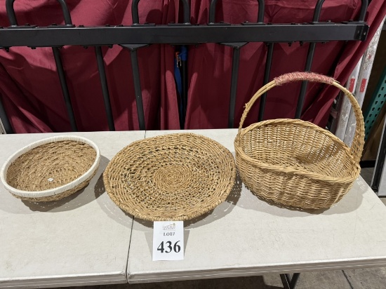 LOT CONSISTING OF ASSORTED HOME DÉCOR