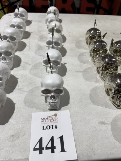 LOT CONSISTING OF SKULLS WITH CLIPS (WHITE) (6)