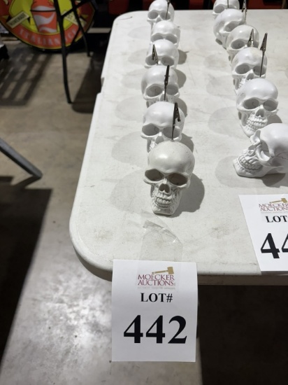 LOT CONSISTING OF SKULLS WITH CLIPS (WHITE) (6)