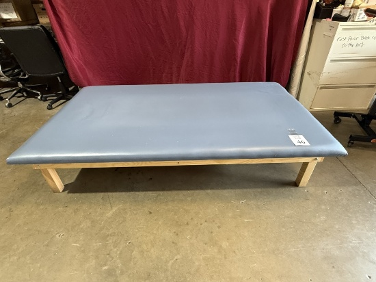 CLINTON INDUSTRIES PLATFORM THERAPY TABLE